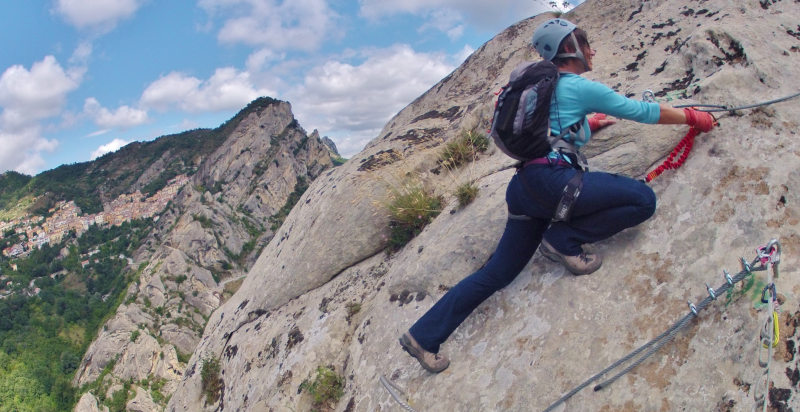 Esplora via ferrata nelle Dolomiti Lucane, paesaggi scoscesi e borghi medievali