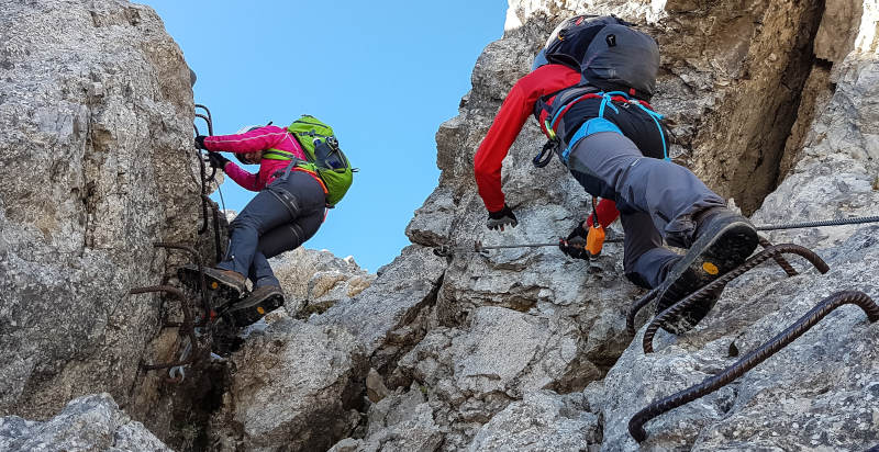 Escursionista sulla Via Ferrata Monte Albano a Mori