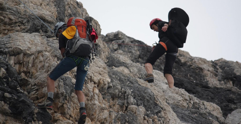 Partecipanti sulla via Ferrata delle Aquile sulla Paganella