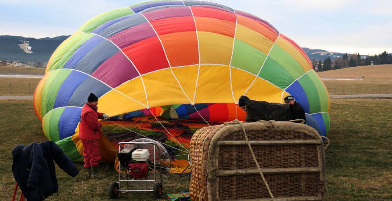 Preparazione del volo in mongolfiera in Veneto