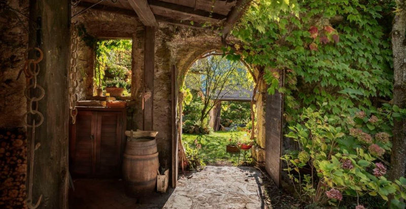 Dettagli architettonici e scorci pittoreschi nei vicoli del borgo trentino di San Lorenzo