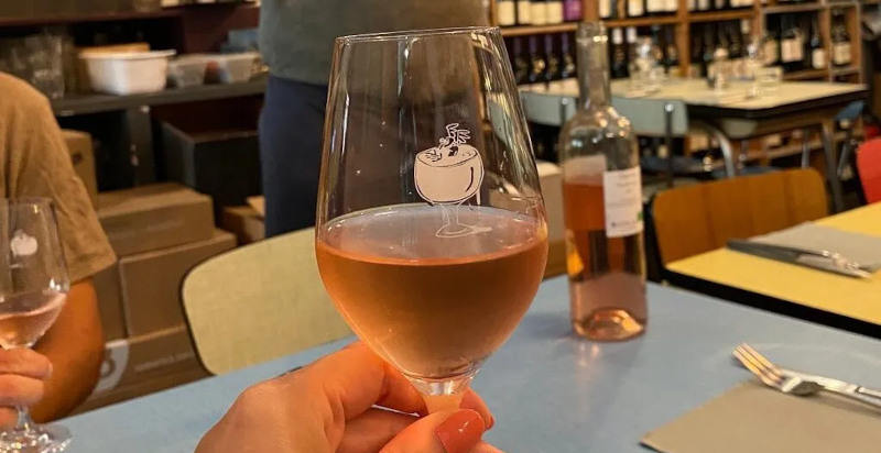 Bicchiere di vino di Provenza servito con piatti tipici della cucina locale