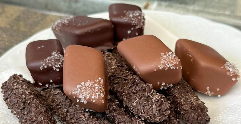 Selezione di cioccolatini artigianali in una cioccolateria di Annecy