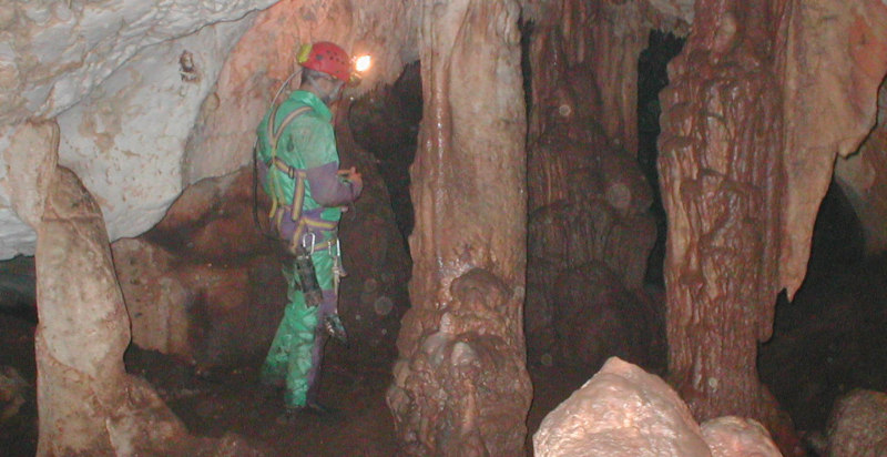 Stalattiti e stalagmiti nelle grotte del Gargano