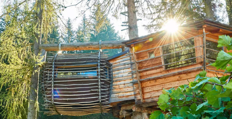 Vista esterna della casa sull'albero in Trentino Alto Adige