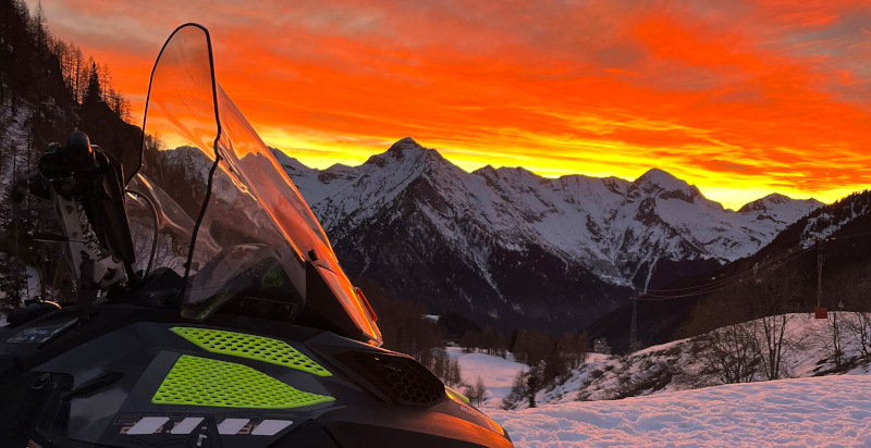 Vista panoramica delle montagne innevate di Foppolo