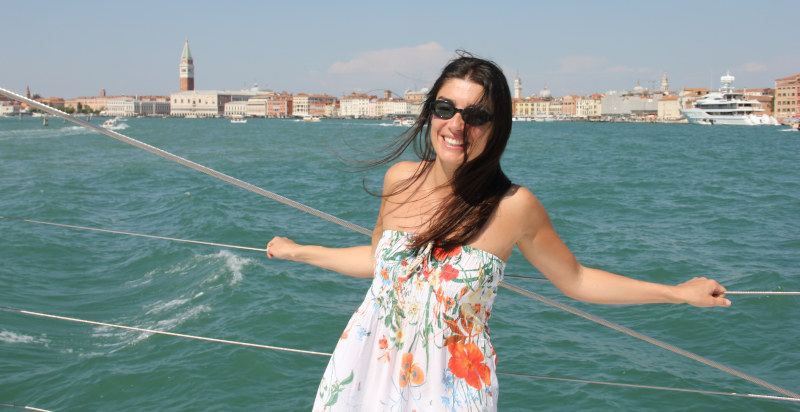 Vista panoramica del Campanile di San Marco e Isola di San Giorgio da un catamarano a Venezia