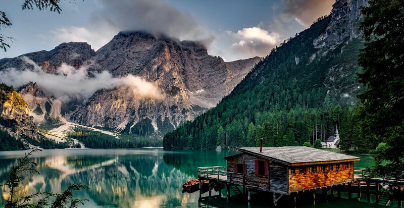 Paesaggio spettacolare del lago di Braies visto dall'elicottero