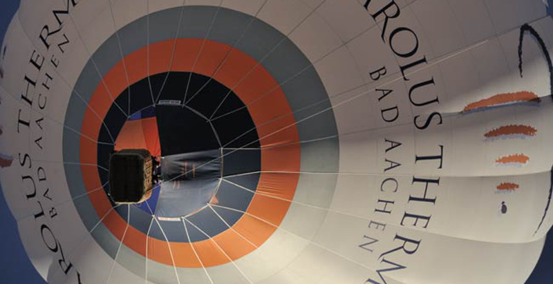 vista della mongolfiera da sotto