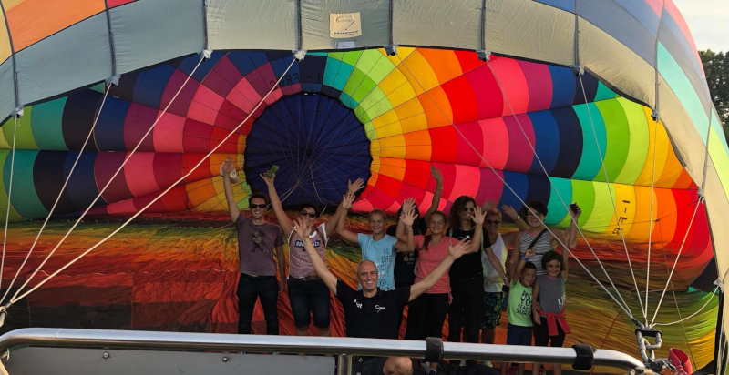 Partecipanti prima del decollo della mongolfiera da Mondovì