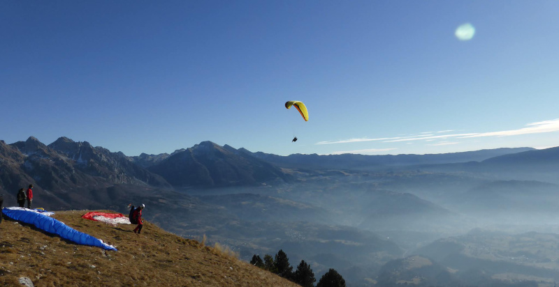 Emozione del volo parapendio Belluno sui paesaggi montani