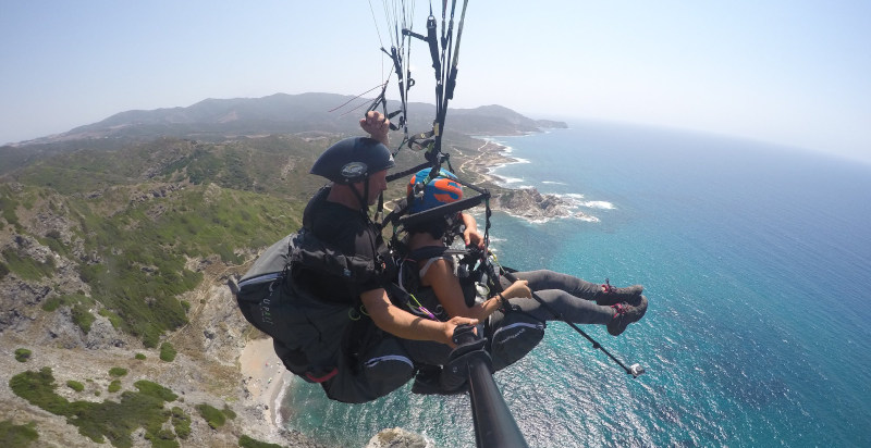 Volo in parapendio in Sardegna con vista panoramica sulla costa