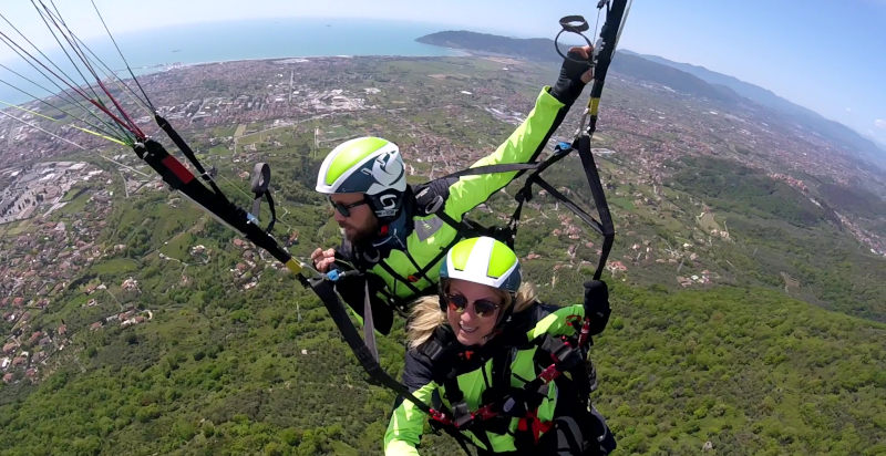 Panorama del litorale della Versilia e delle Alpi Apuane dal parapendio