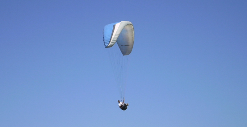 Parapendio in volo sopra Eraclea Minoa, Sicilia, vicino Agrigento