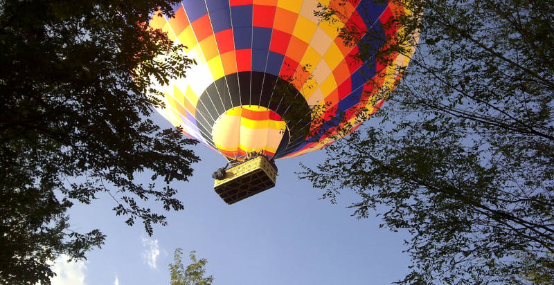 Mongolfiera appena decollata nel Chianti