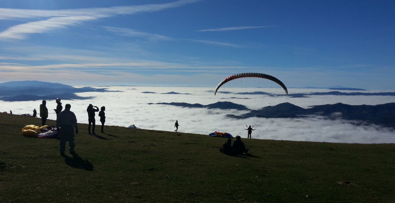 Parapendio a Sigillo: vista aerea della città e dei dintorni