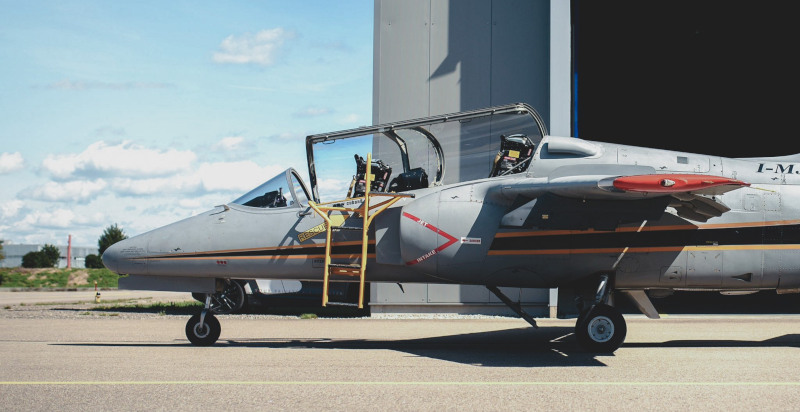 Volo acrobatico Aermacchi S.211 sulle Alpi