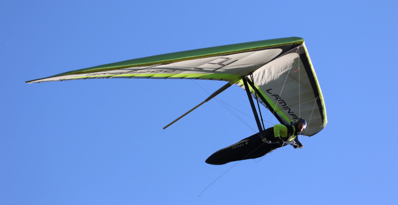 Deltaplano in volo sopra il lago Maggiore