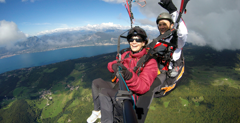 volo biposto in parapendio monte baldo con signora