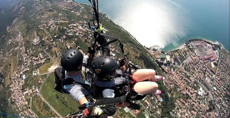Parapendio biposto sul Lago di Garda con vista sulla Val di Toscolano
