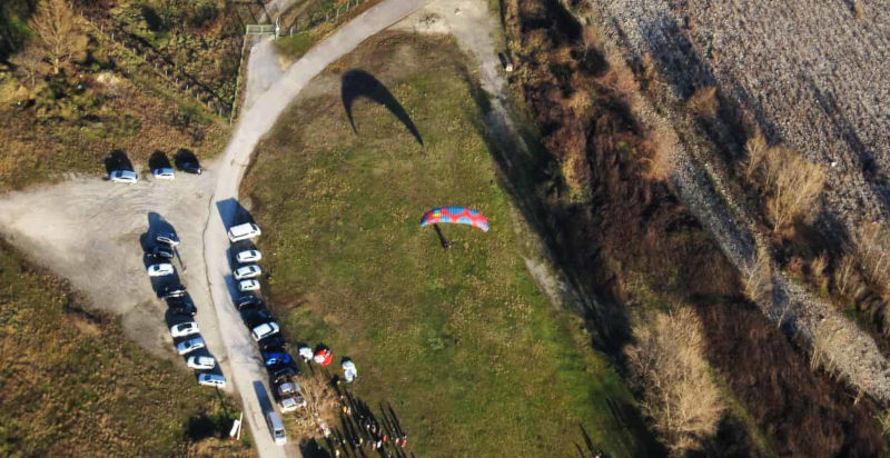 Vista delle colline della Garfagnana dal parapendio vicino a Lucca