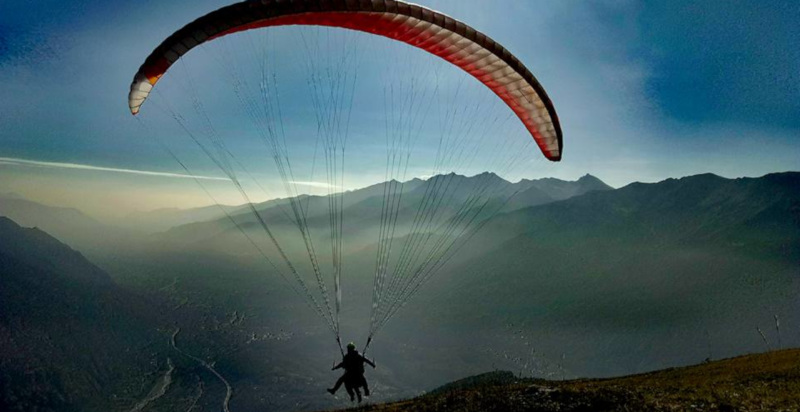 Parapendio in Val di Susa con vista sulle montagne alpine