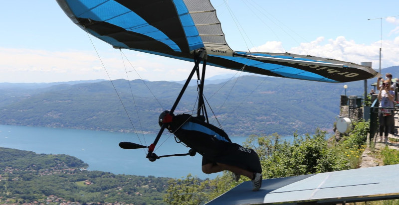 Esperienza di volo in deltaplano sopra il Lago Maggiore con vista panoramica 