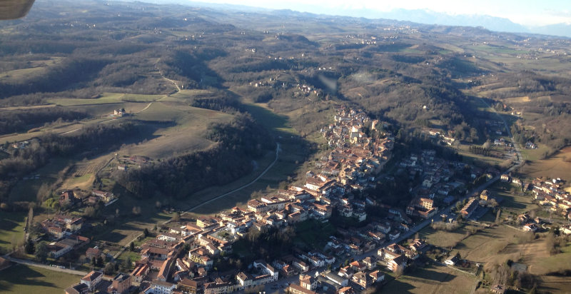 Panorama della zona del Castello di Annone in provincia di Asti da un aeroplano