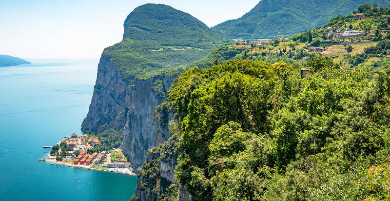 Volo in elicottero sopra il Lago di Garda e le montagne circostanti