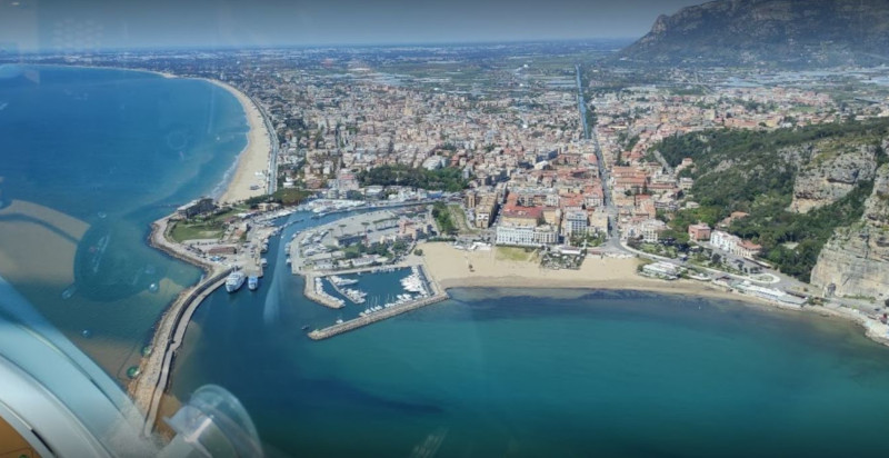 Vista aerea costa di Latina in elicottero