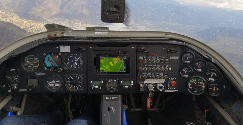 Comandi dell'aliante in volo sopra Bolzano
