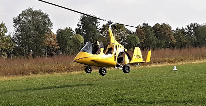 Emozioni in volo con un autogiro in Puglia