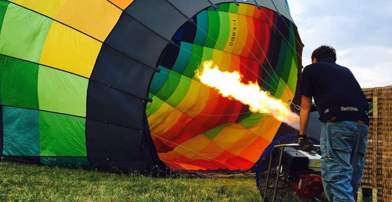Gonfiaggio di una mongolfiera al mattino vicino Roma