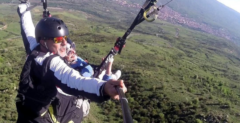Esperienza di volo in parapendio sopra Gallodoro, Sicilia