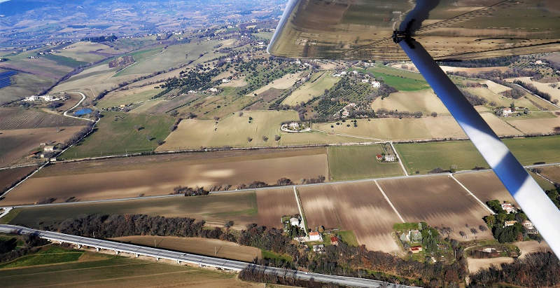 Aeroplano Tecnam P92 in volo sopra le colline nella zona di Macerata
