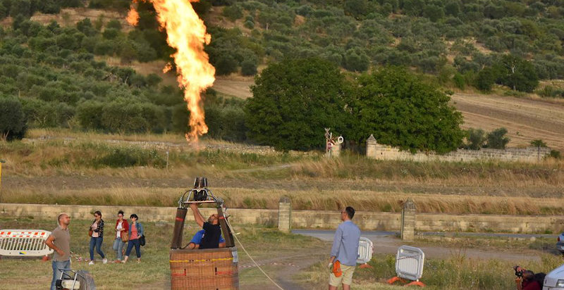Esperienza di volo in mongolfiera con panorami mozzafiato di Gravina in Puglia