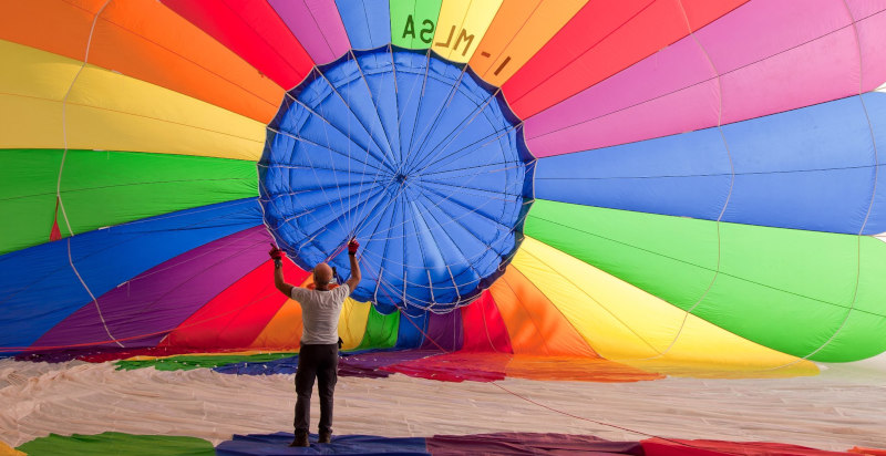 Momento del decollo di una mongolfiera con il pallone che si gonfia