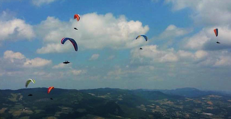 Volo in parapendio su Monte Pizzo vicino a Bologna
