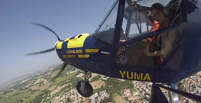 Aeroplano in volo panoramico sopra Recanati nelle Marche