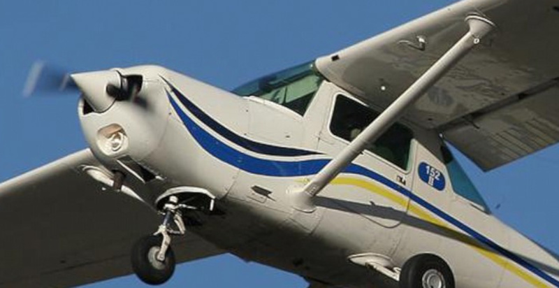 Cessna decolla da Bolzano per una volo panoramico sulle Dolomiti