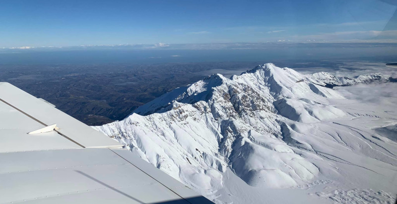 Aeroplano in volo sopra il Parco Nazionale del Gran Sasso