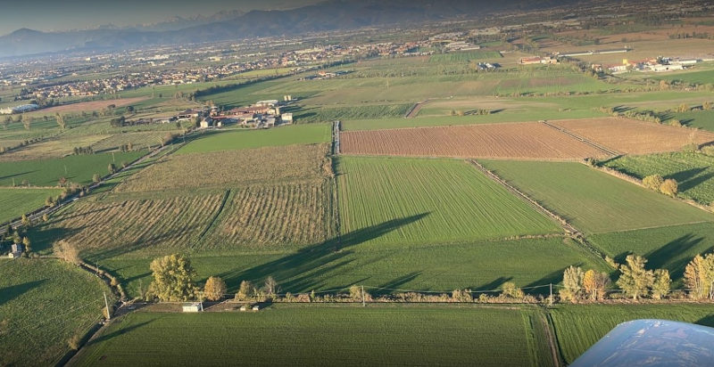 Aeroplano monomotore sorvolando la zona di Brescia