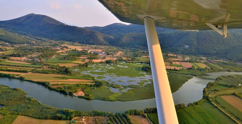 Aeroplano sorvola il fiume Volturno in Campania