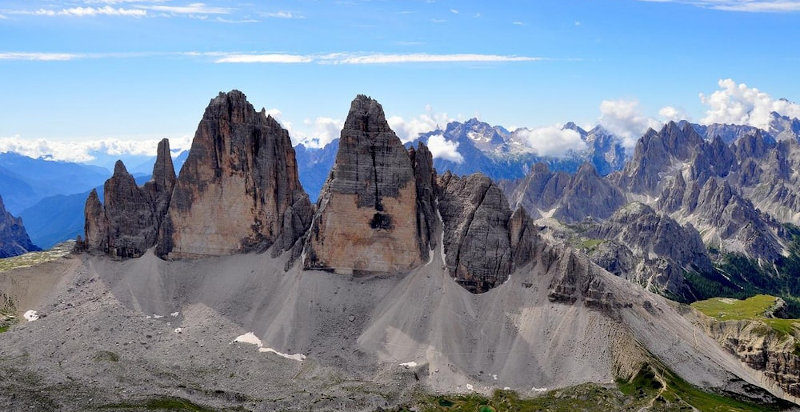 Vista panoramica delle Dolomiti durante volo in elicottero