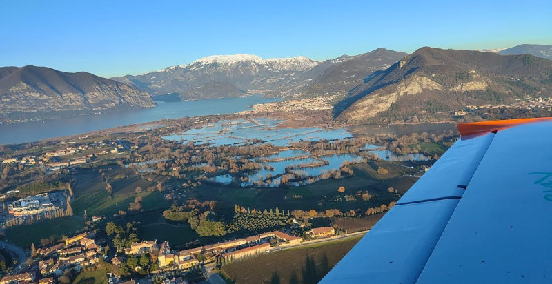 Volo in aeroplano sopra Brescia e i suoi dintorni