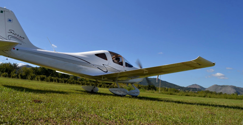Aeroplano pronto al decollo per un volo panoramico della zona di Napoli