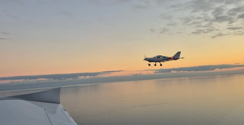 Un suggestivo volo panoramico sulla Riviera Ligure con i colori caldi del tramonto