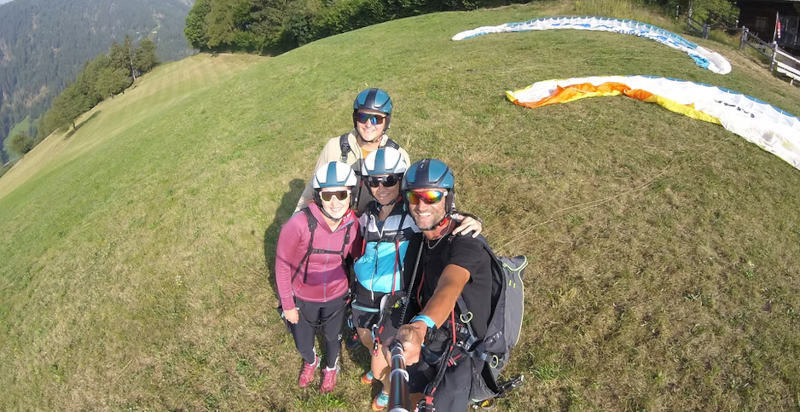 Volo parapendio biposto sopra San Vigilio Merano con vista alpina