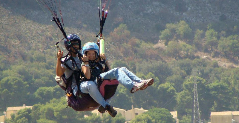 Esperienza di volo parapendio ad Agrigento con panorama della costa siciliana