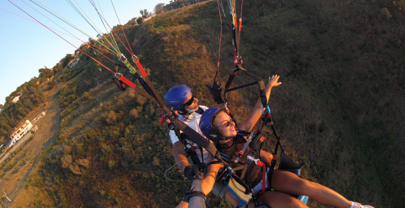 Parapendio a Cusercoli con vista sul borgo medievale dall'alto